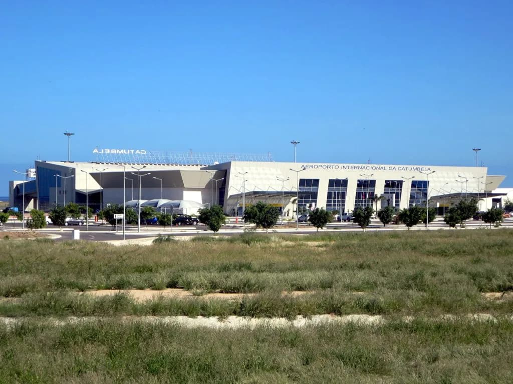 Luftaufnahme der Infrastruktur von Catumbela Airport