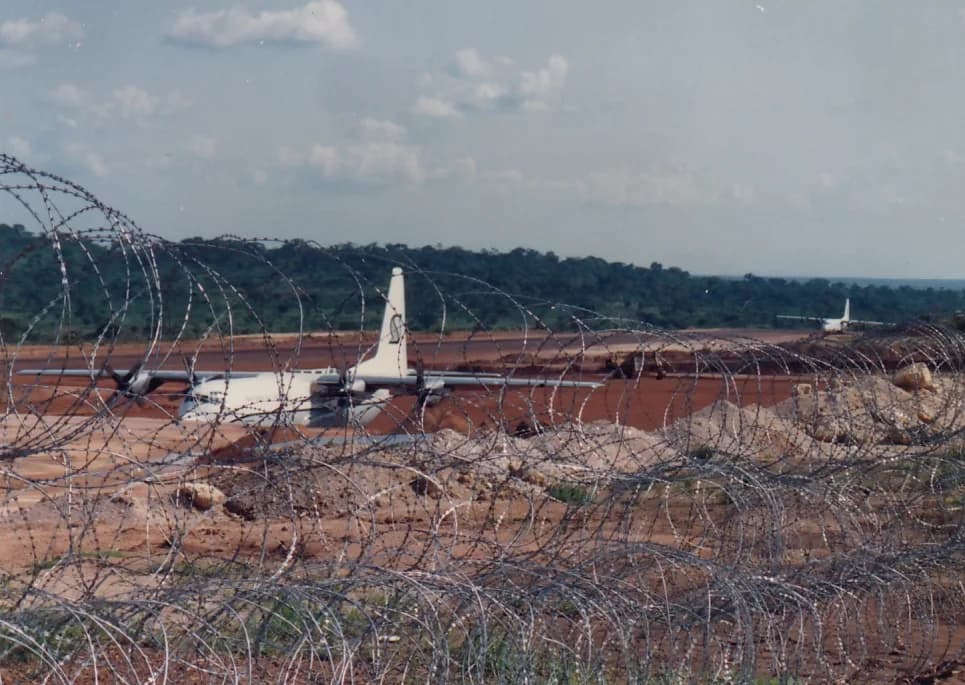 Luftaufnahme der Infrastruktur von Luzamba Airport