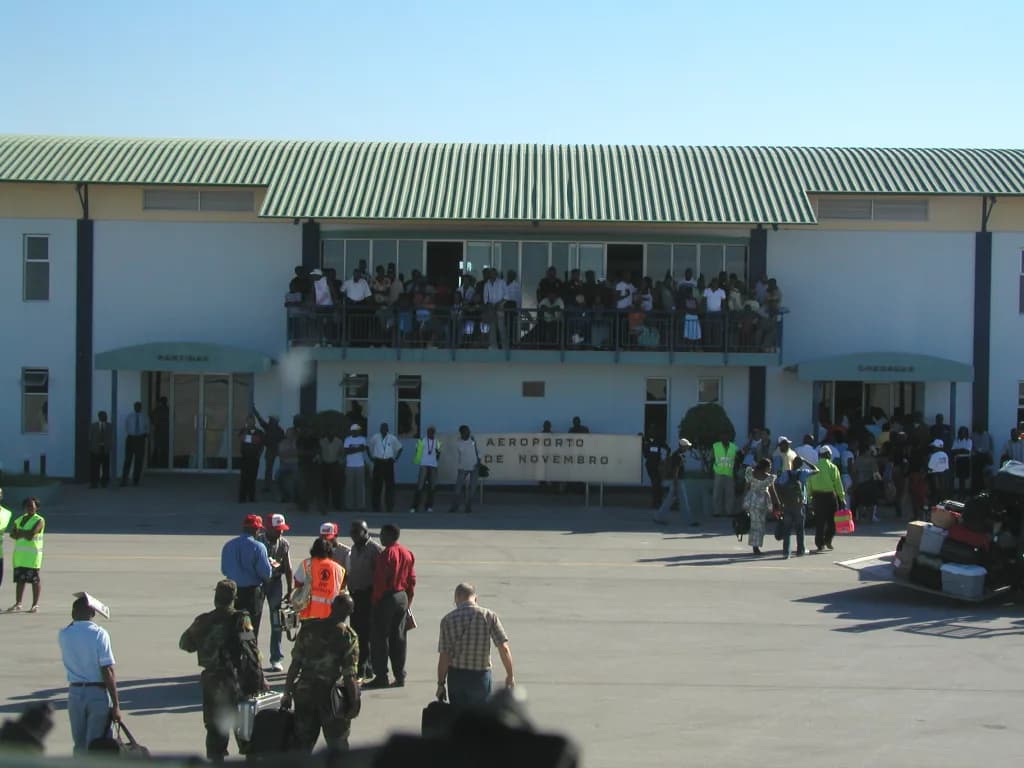 Panorama infrastruktury portu Ngjiva Pereira Airport
