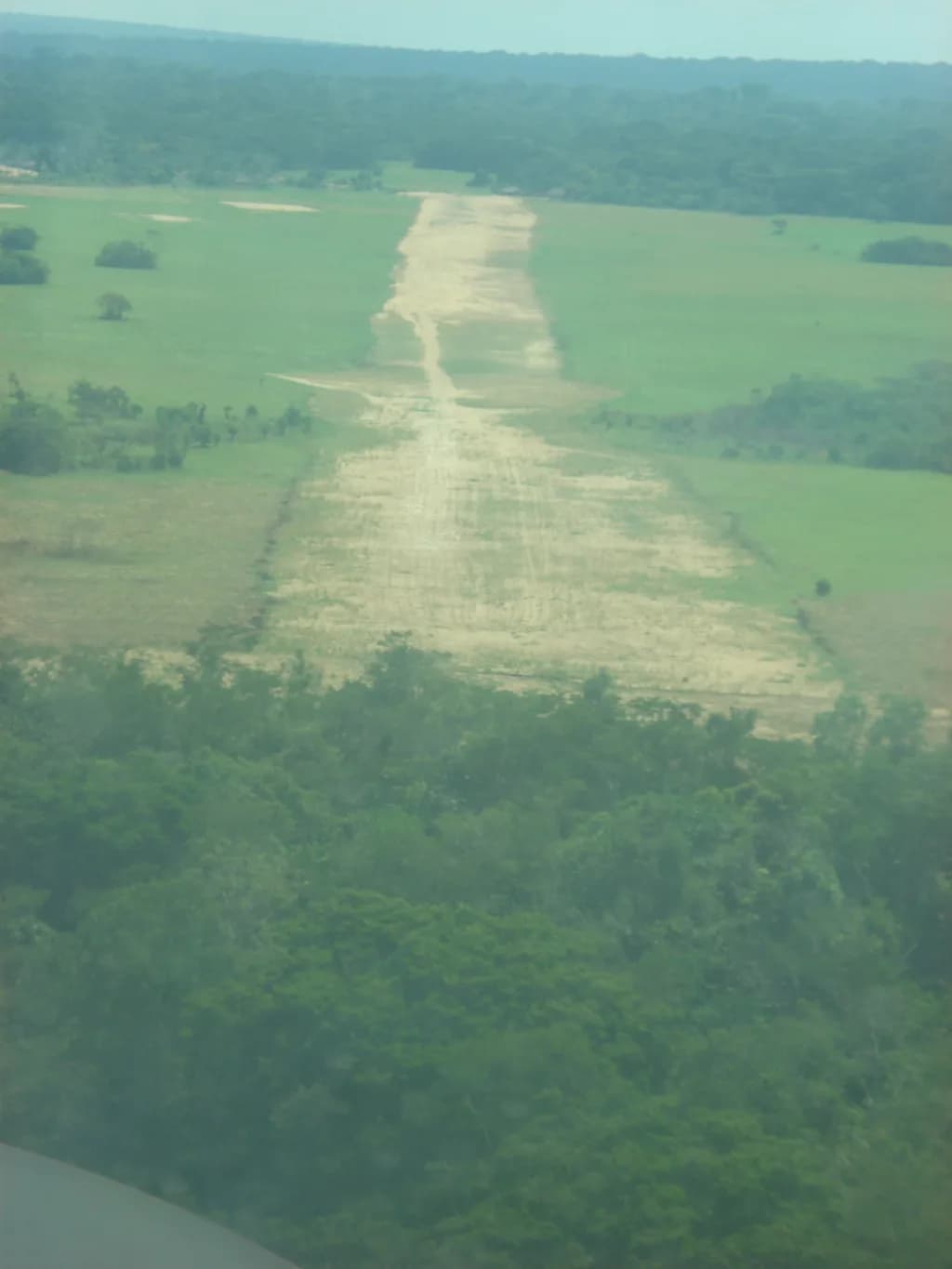 Luftaufnahme der Infrastruktur von Kole Sur Lukenie Airport