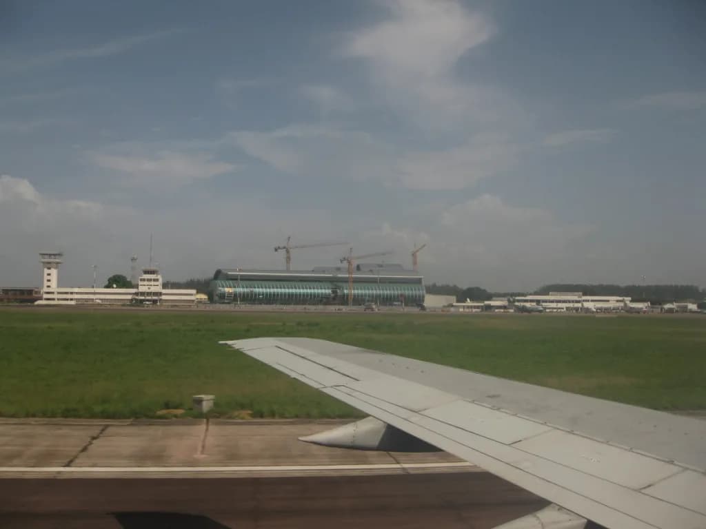 Luftaufnahme der Infrastruktur von Maya-Maya International Airport