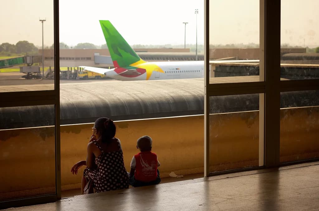 Luftaufnahme der Infrastruktur von Douala International Airport