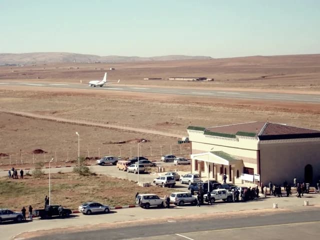 Luftaufnahme der Infrastruktur von El Bayadh Airport