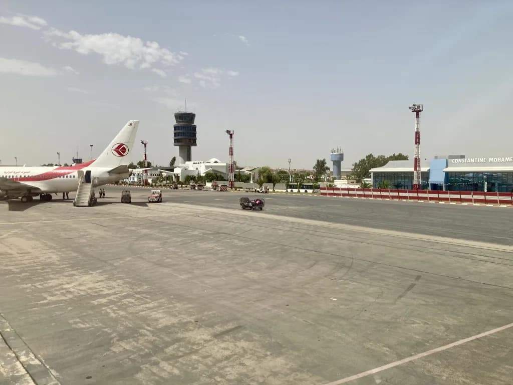 Luftaufnahme der Infrastruktur von Mohamed Boudiaf International Airport