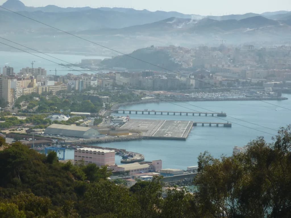 Luftaufnahme der Infrastruktur von Ceuta Heliport