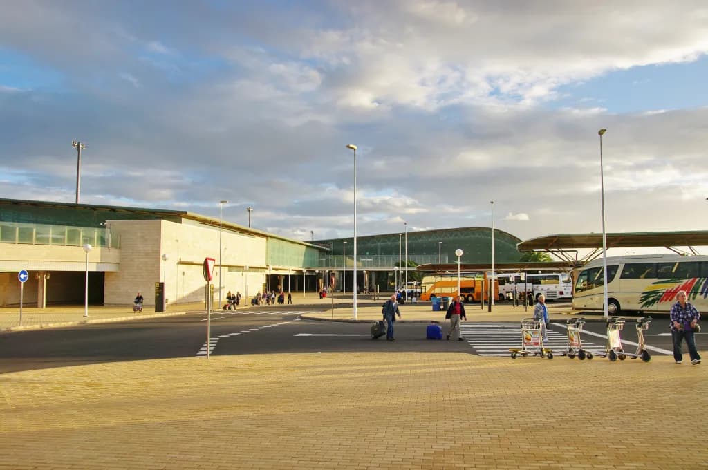 Panorama infrastruktury portu Fuerteventura Airport: Twój Przewodnik po Lotnisku w El Matorral