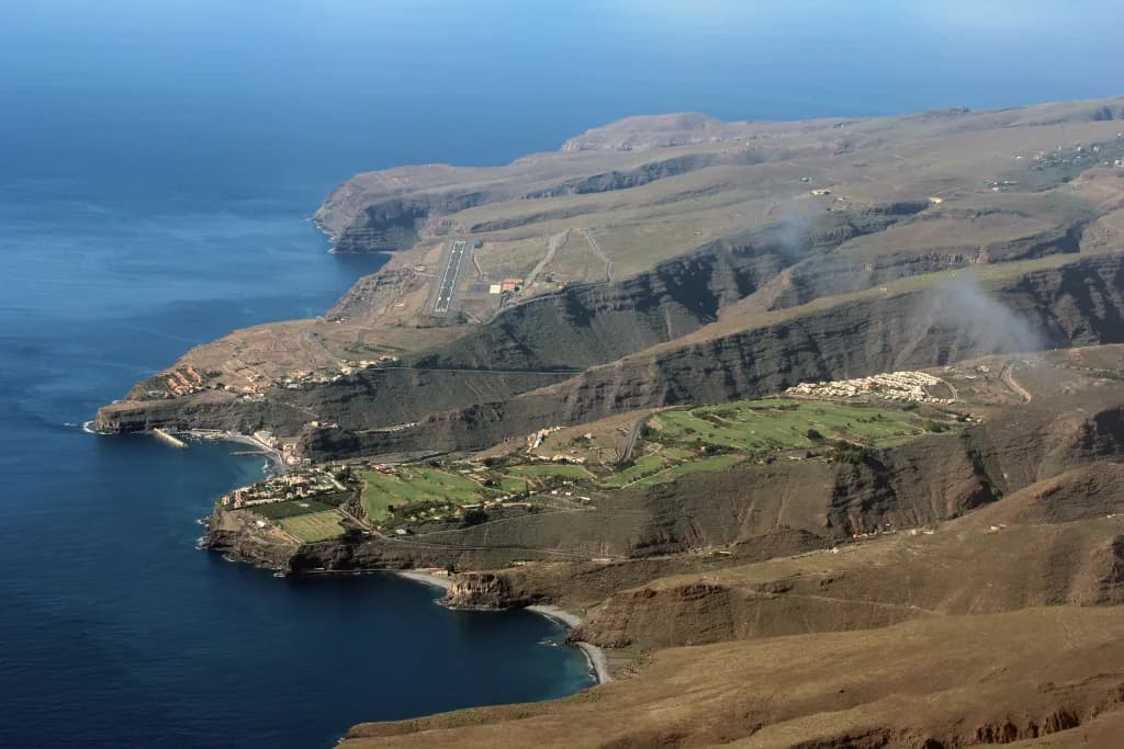 Luftaufnahme der Infrastruktur von La Gomera Airport