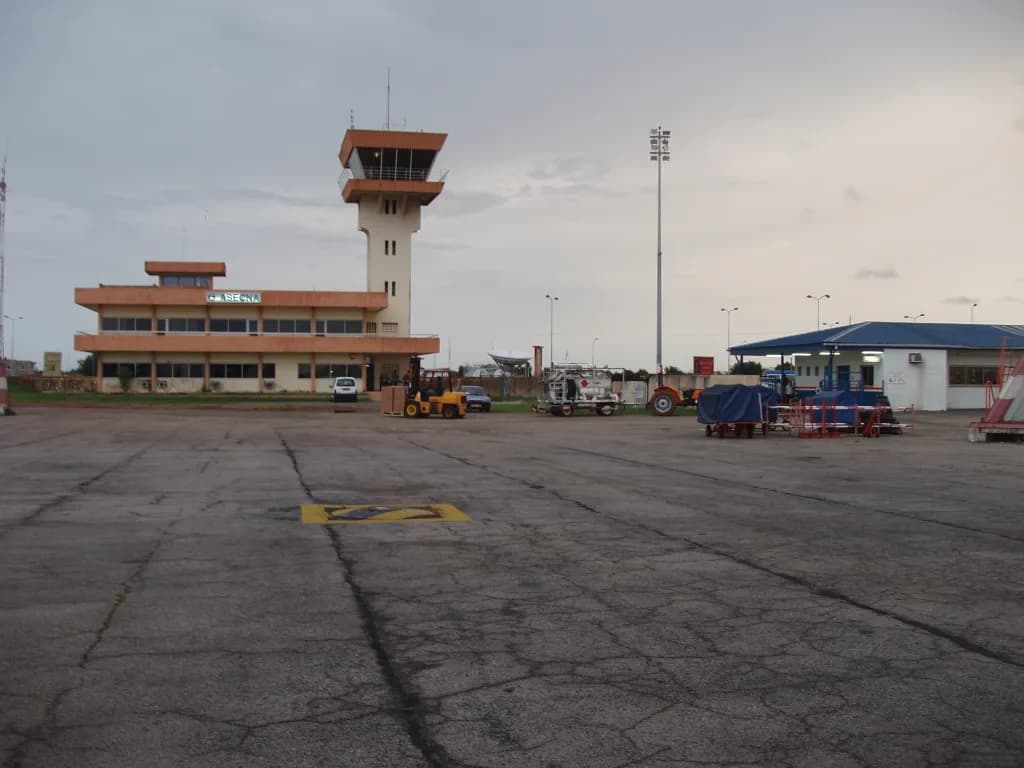Luftaufnahme der Infrastruktur von Port Gentil International Airport