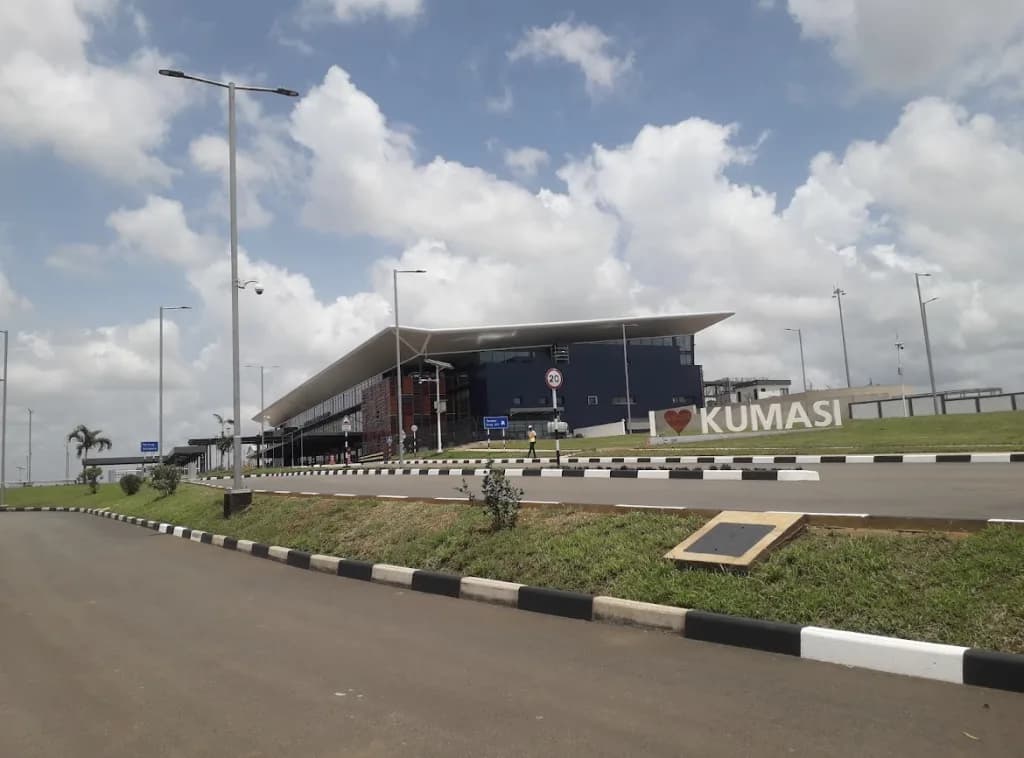 Luftaufnahme der Infrastruktur von Prempeh I International Airport