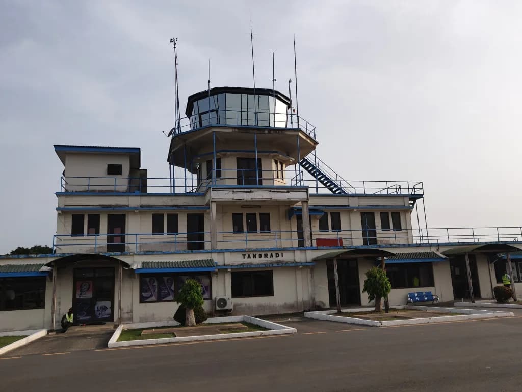 Luftaufnahme der Infrastruktur von Takoradi Airport