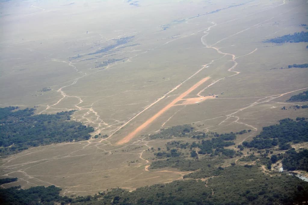Luftaufnahme der Infrastruktur von Mara Serena Lodge Airstrip