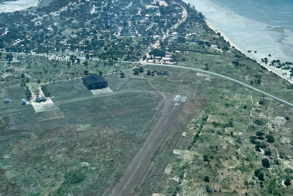 Luftaufnahme der Infrastruktur von Lumbo Airport