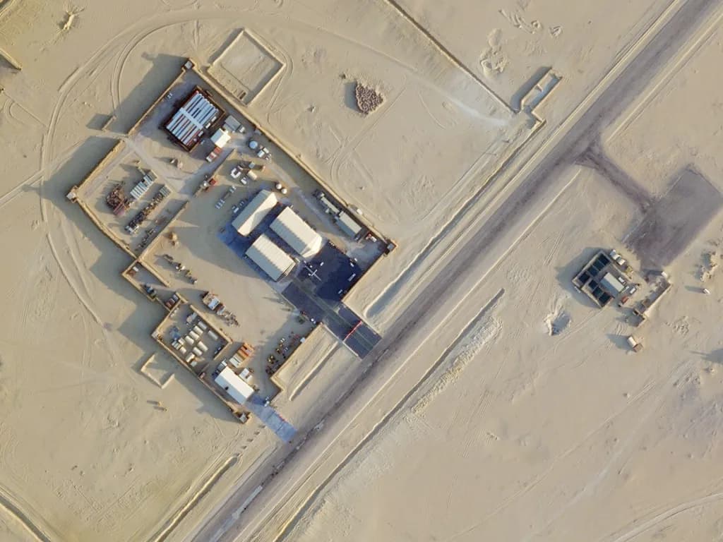 Panorama infrastruktury portu Dirkou Airport