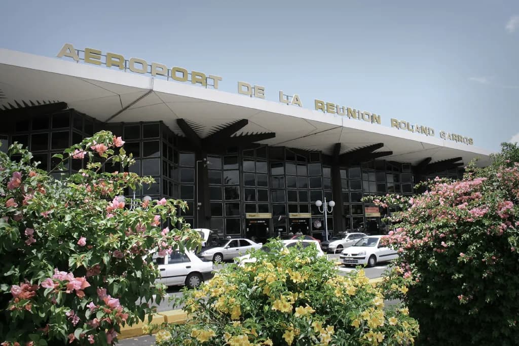 Luftaufnahme der Infrastruktur von Roland Garros Airport
