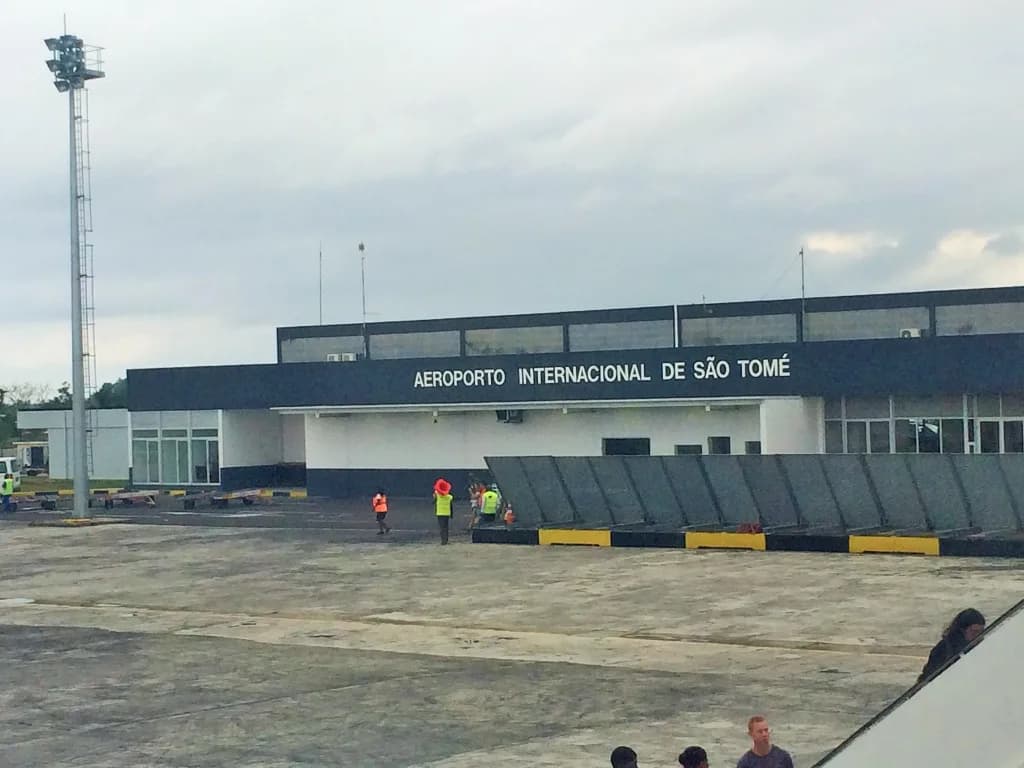 Luftaufnahme der Infrastruktur von São Tomé International Airport