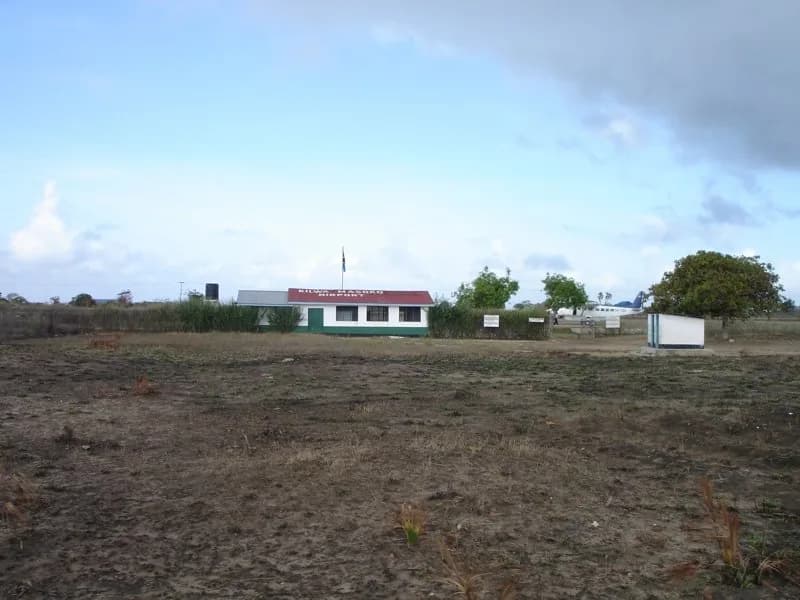 Luftaufnahme der Infrastruktur von Kilwa Airport