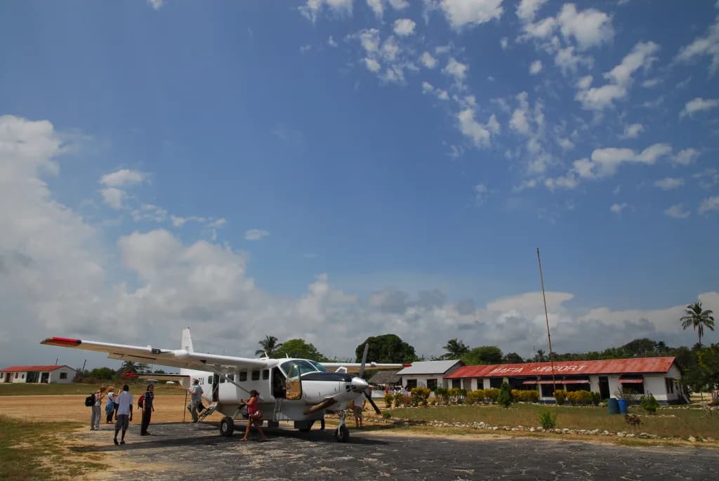 Luftaufnahme der Infrastruktur von Mafia Airport