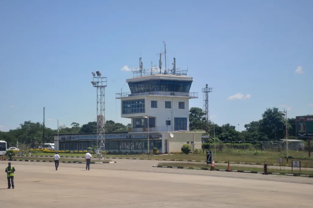 Luftaufnahme der Infrastruktur von Peter Zuze Air Force Base