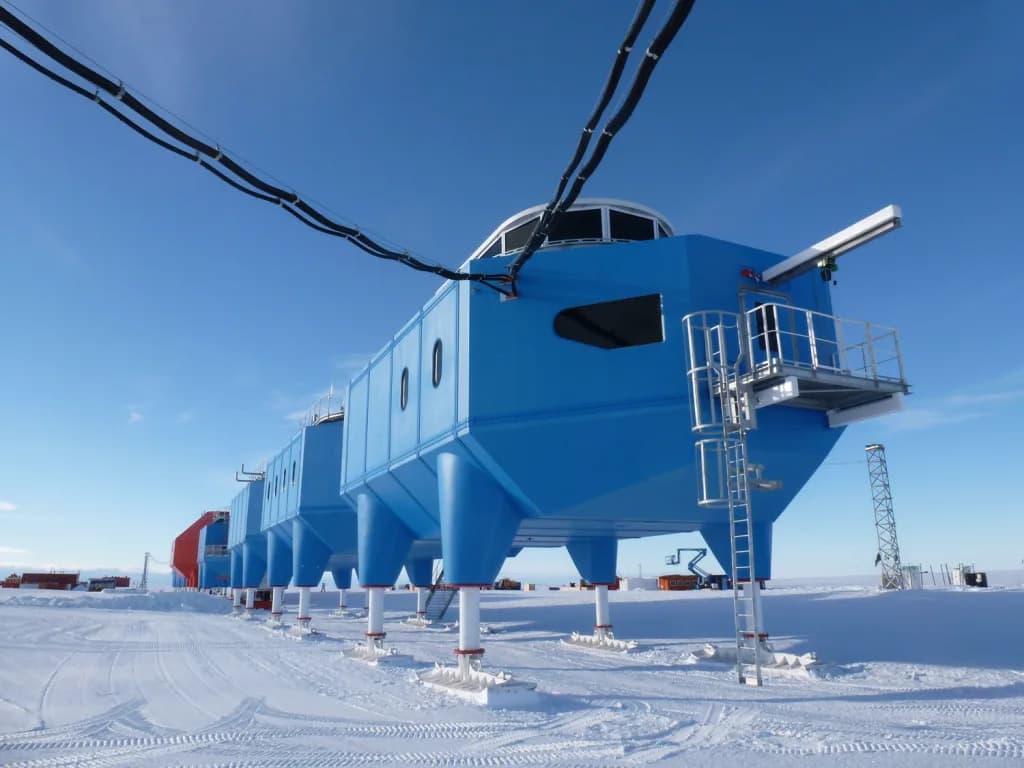 Luftaufnahme der Infrastruktur von Halley Research Station