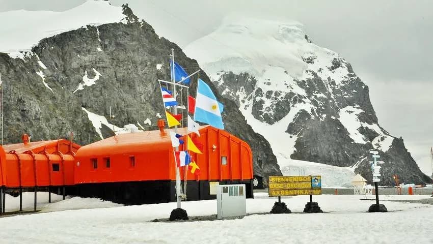 Luftaufnahme der Infrastruktur von Orcadas Base Heliport