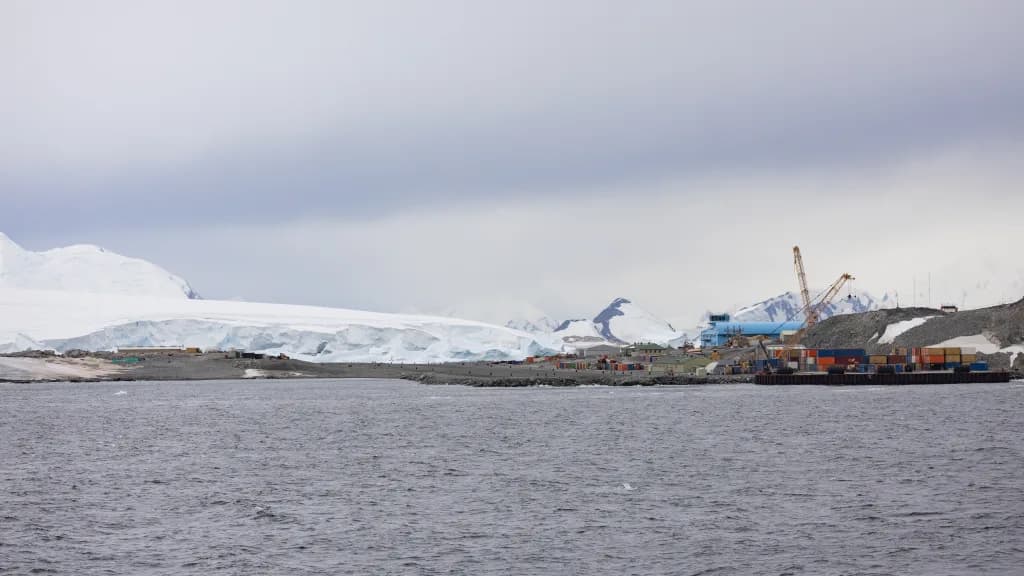 Luftaufnahme der Infrastruktur von Rothera Research Station