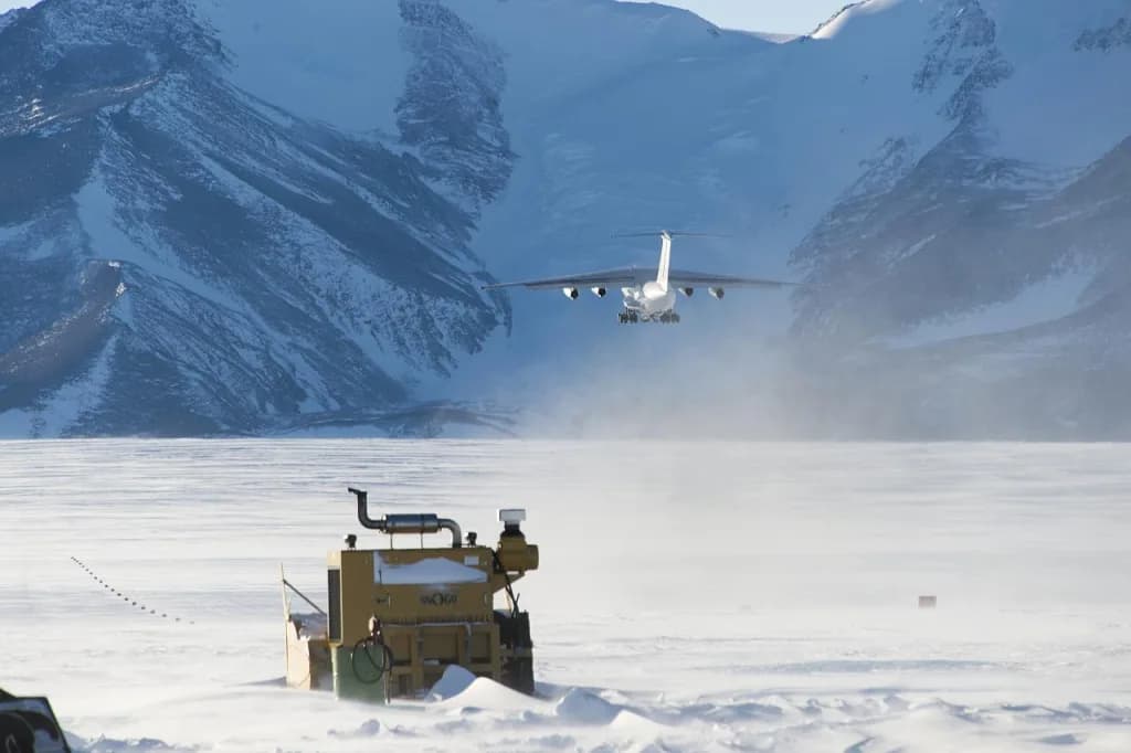 Luftaufnahme der Infrastruktur von Union Glacier Blue-Ice Runway