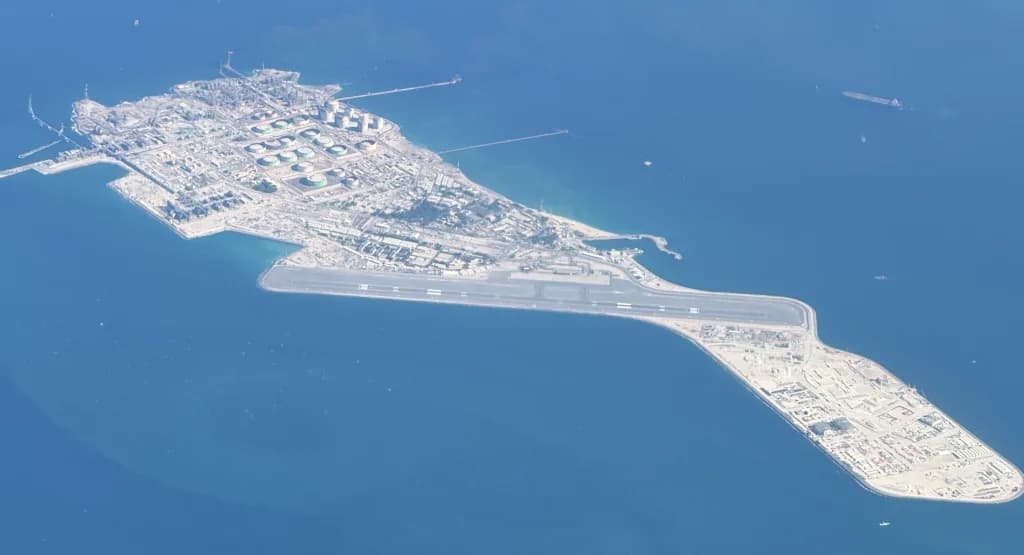 Panorama infrastruktury portu Das Island Airport
