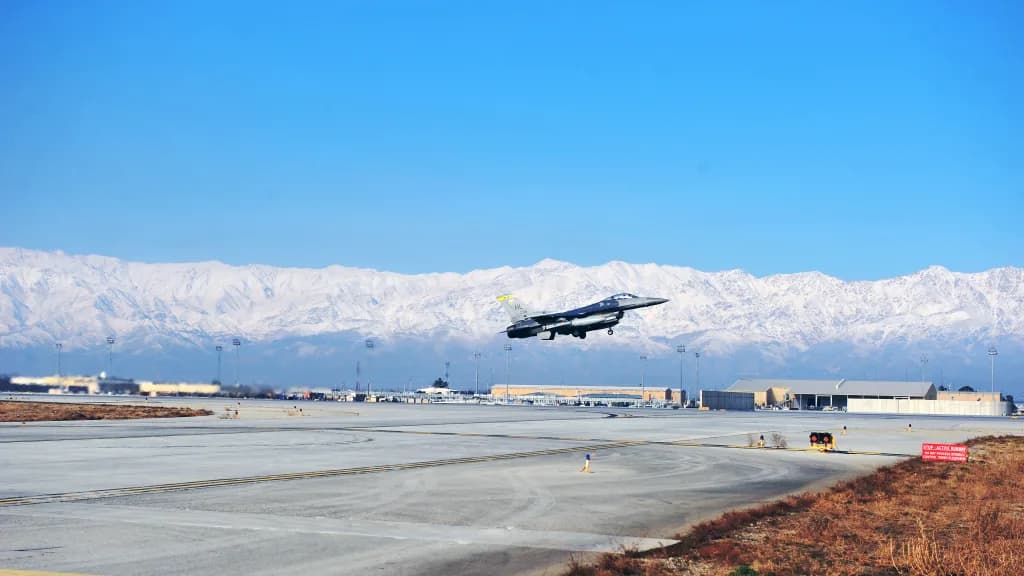 Vue aérienne de l'infrastructure de Bagram Airfield