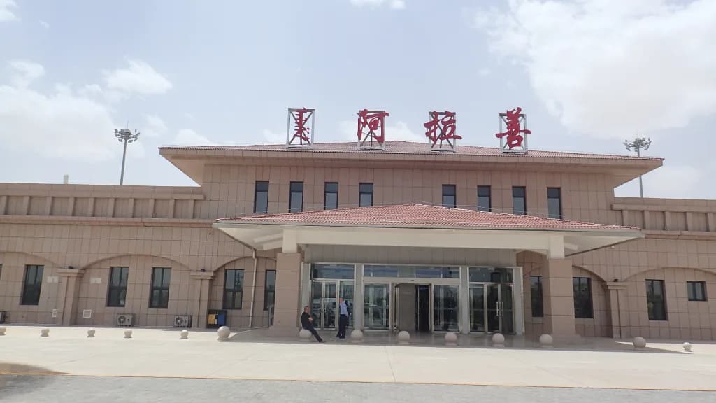 Vue aérienne de l'infrastructure de Alxa Left Banner Bayanhot Airport