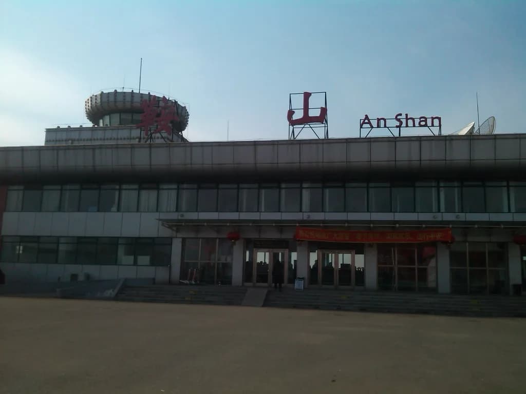 Luftaufnahme der Infrastruktur von Anshan Teng'ao Airport / Anshan Air Base