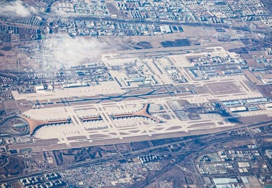 Luftaufnahme der Infrastruktur von Beijing Capital International Airport