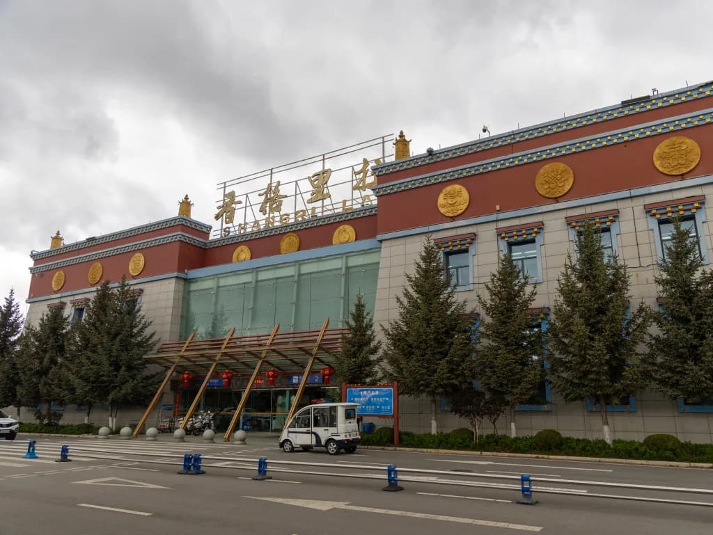 Luftaufnahme der Infrastruktur von Diqing Shangri-La Airport