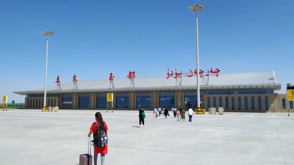 Luftaufnahme der Infrastruktur von Qiemo Yudu Airport