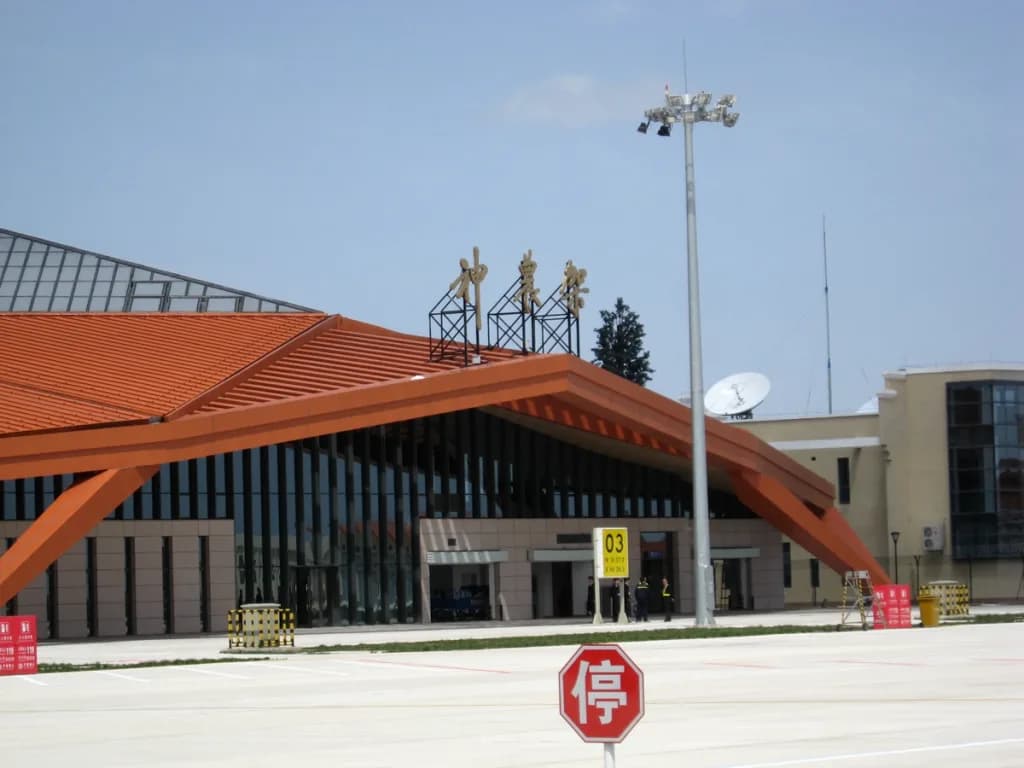 Luftaufnahme der Infrastruktur von Shennongjia Hongping Airport