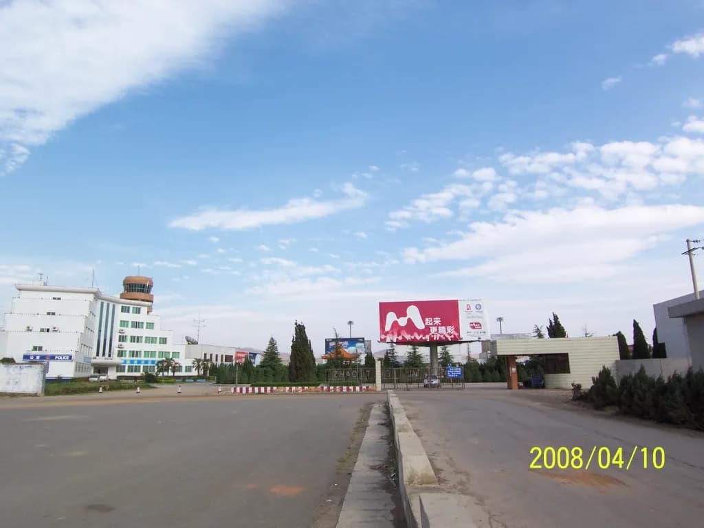 Luftaufnahme der Infrastruktur von Zhaotong Airport