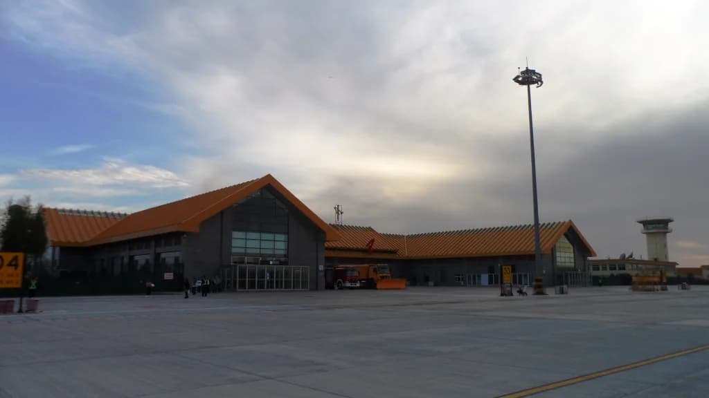 Luftaufnahme der Infrastruktur von Zhongwei Shapotou Airport