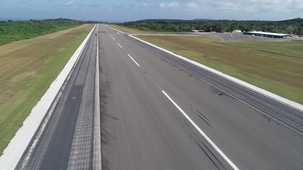 Luftaufnahme der Infrastruktur von Christmas Island International Airport
