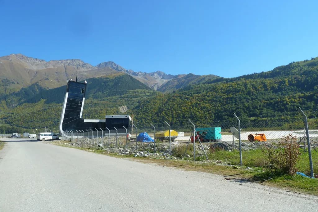 Vue aérienne de l'infrastructure de Mestia Queen Tamar Airport