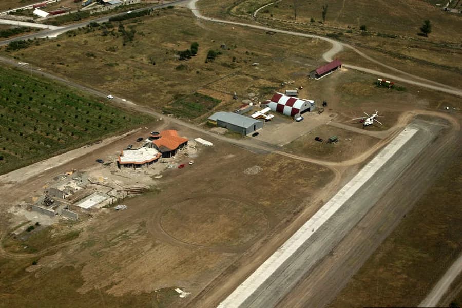 Luftaufnahme der Infrastruktur von Natakhtari Airfield