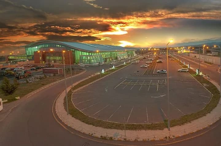 Luftaufnahme der Infrastruktur von Tbilisi International Airport