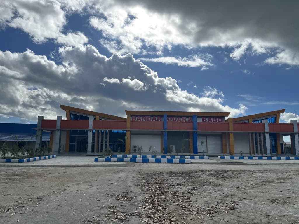Luftaufnahme der Infrastruktur von Babo Airport