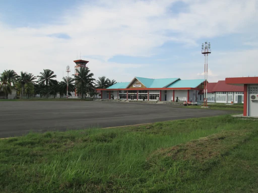 Panorama infrastruktury portu Cut Nyak Dhien Airport