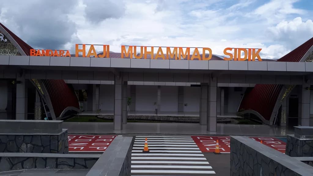 Panorama infrastruktury portu Haji Muhammad Sidik Airport