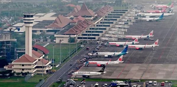 Luftaufnahme der Infrastruktur von Juanda International Airport