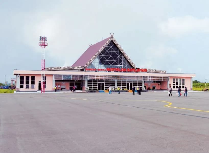 Luftaufnahme der Infrastruktur von Mathilda Batlayeri Airport