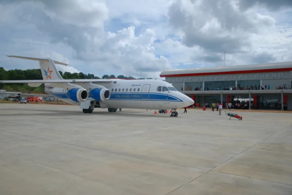Luftaufnahme der Infrastruktur von Muara Bungo Airport