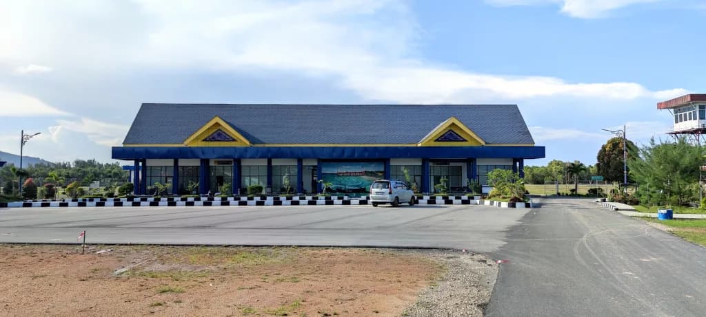 Luftaufnahme der Infrastruktur von Raja Haji Abdullah Airport
