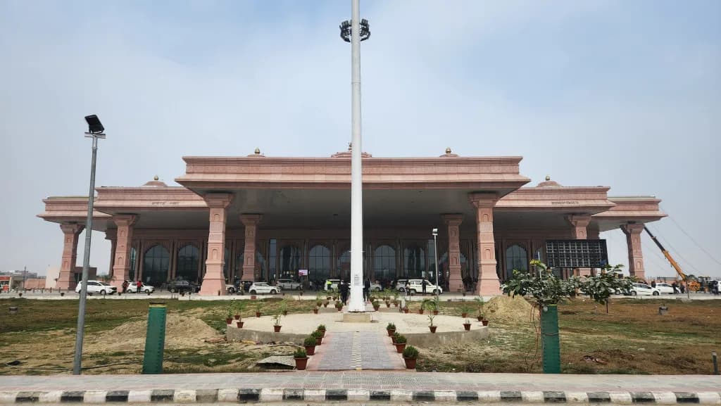 Luftaufnahme der Infrastruktur von Maharshi Valmiki International Airport
