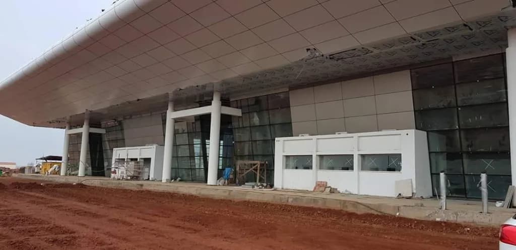 Luftaufnahme der Infrastruktur von Sindhudurg Airport