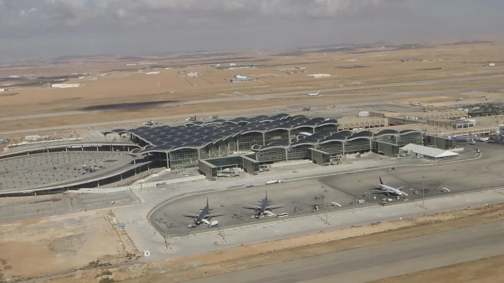 Luftaufnahme der Infrastruktur von Queen Alia International Airport